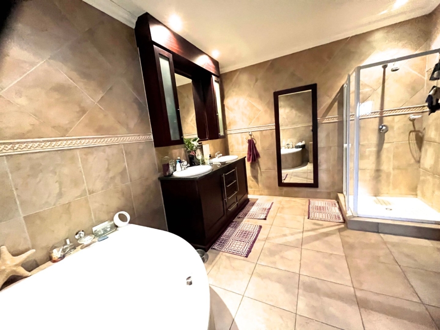 5 Bedroom Property for Sale in Birdwood Estate North West